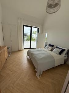 une chambre avec un lit et un parquet dans l'établissement Villa IBIZA, à Śmiechów 23 autres photos