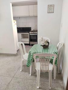 eine Küche mit einem Tisch und Stühlen (grün-weiß) in der Unterkunft Solar Martins Lobato in Pedro Leopoldo + 8 Fotos