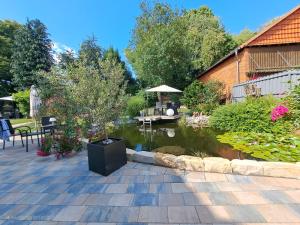 einen Garten mit einem Teich inmitten eines Gartens in der Unterkunft Meine Ferienwohnung Seeburg 1 in Seeburg