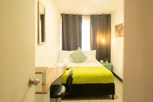 Postel nebo postele na pokoji v ubytování Africa house-Casa Hotel Laureles-La70