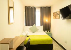 Postel nebo postele na pokoji v ubytování Africa house-Casa Hotel Laureles-La70