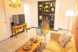 TV a/nebo společenská místnost v ubytování Africa house-Casa Hotel Laureles-La70