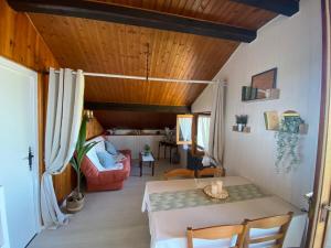 a room with a dining table and a living room at Appartement vue lac in Publier