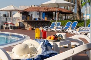 Bazén v ubytování Marbella Resort nebo v jeho okolí