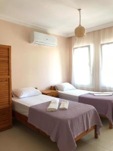 a hotel room with two beds and a window at Günaydın Apart&House in Ortaca