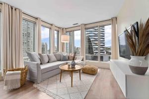 Posezení v ubytování Downtown Corner Suite with City Views and AC for 6 Guests