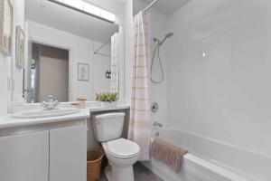 Koupelna v ubytování Downtown Corner Suite with City Views and AC for 6 Guests + 25 fotografií