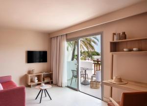 salon z widokiem na patio w obiekcie Inturotel Esmeralda Park w mieście Cala d´Or