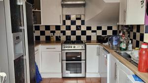 Η κουζίνα ή μικρή κουζίνα στο Modern 3BD Stay near Elizabeth Line & Heathrow