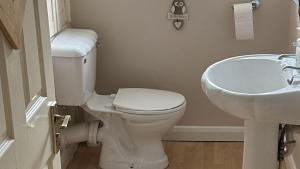 Ένα μπάνιο στο Modern 3BD Stay near Elizabeth Line & Heathrow