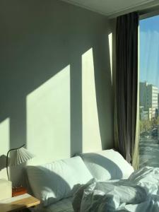 Un dormitorio con una cama blanca y una ventana. en City view Residence 30 seconds to subway, APM, DDP, Dongdaemun, Dongmyo, Seoul Station, night market, vintage house, en Seúl