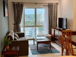 Televisyen dan/atau pusat hiburan di 2 Bedrooms - Central of Kuching City