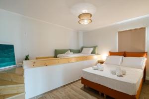 een slaapkamer met twee bedden in een kamer bij The Ridgehouse in Artemisía