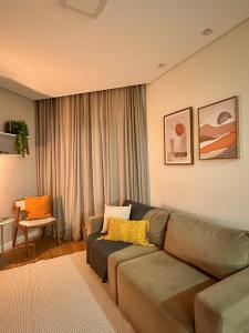 Summit Flat, ótima localização, limpeza diária, academia e piscina的休息区