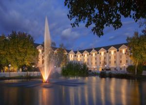 uma fonte em frente a um edifício à noite em North Conway Grand Hotel em North Conway