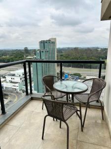 圣若泽杜斯坎普斯Summit Flat, ótima localização, limpeza diária, academia e piscina的阳台上的桌子和椅子，可以欣赏美景