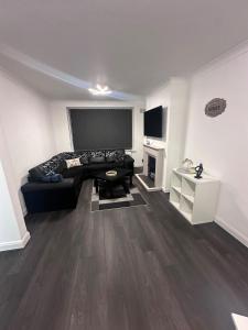 TV a/nebo společenská místnost v ubytování Luxury 3-Bed house in Leicester
