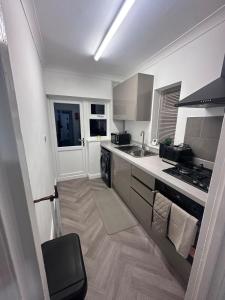 Kuchyň nebo kuchyňský kout v ubytování Luxury 3-Bed house in Leicester