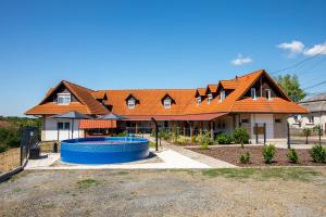 Πισίνα στο ή κοντά στο Mátravölgy Apartmanház