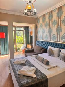 Un dormitorio con una cama grande y un sofá. en GOLDEN PALACE SEA ViEW, en Estambul