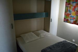 a small bed in a small room at Camping la Croix du Sud in Saint-Tropez