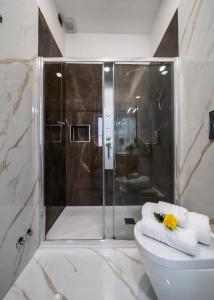 アグローポリにあるCilento Dreamsのバスルーム(シャワー、トイレ、タオル付)