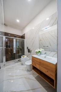 アグローポリにあるCilento Dreamsの洗面台、トイレ、シャワー付きのバスルーム