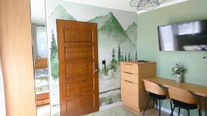 Televízia a/alebo spoločenská miestnosť v ubytovaní Apartamenty Milka