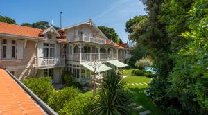 an aerial view of a house with a yard at La Villa du Moulleau in Arcachon