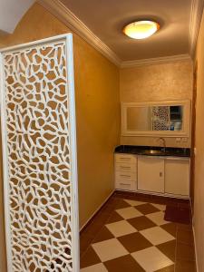 Una cocina con una puerta con un patrón blanco en la pared. en panoramic house, en Chefchaouen 8 fotos más