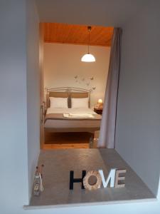 Ένα ή περισσότερα κρεβάτια σε δωμάτιο στο Sweet Red Home