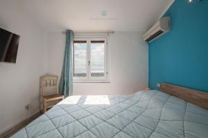 Un dormitorio con una cama grande y una ventana en Bellavista, en Capitana