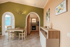 Una cocina y un comedor con mesa y sillas. en Bellavista, en Capitana