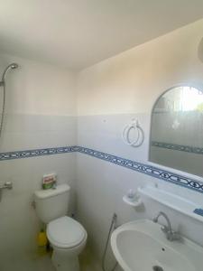 a bathroom with a white toilet and a sink at Charmant studio avec vue sur mer in Nabeul