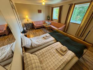 an overhead view of a living room with a couch at Lofoten Light in Vestvågøya
