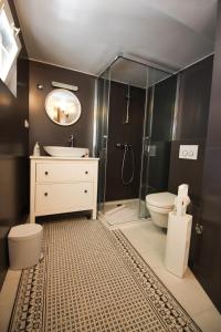 uma casa de banho com um WC, um lavatório e um chuveiro em Luxury living Apartments em Split
