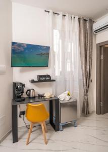 アグローポリにあるCilento Dreamsの窓際のデスク(黄色い椅子付)