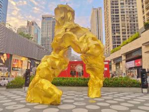 深圳深圳市么么熊女生青年旅店的城市里的黄色人物雕塑