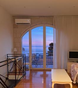 TV a/nebo společenská místnost v ubytování Apartments Mak