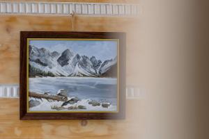 扎科帕内Apartment with Parking close to the Krupówki by Noclegi Renters的墙上的雪覆盖的山壁画