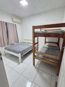 a room with two bunk beds and a window at Praia do Paraíso in Mosqueiro