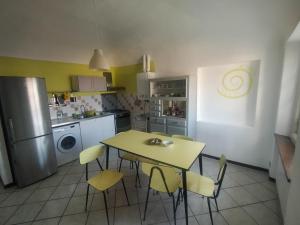 eine Küche mit einem Tisch und Stühlen in der Unterkunft BB Dadaumpa in Novi Ligure