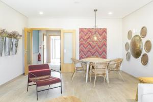 ein Esszimmer mit Tisch und Stühlen in der Unterkunft Casa Andreia in Olhão