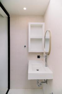 Et badeværelse på Tropical Modern Studio Loft + 19 billeder