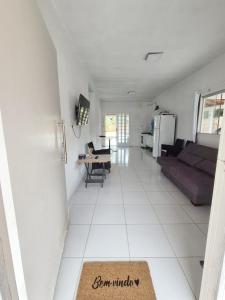 una sala de estar con un sofá y una mesa en Praia do Paraíso, en Mosqueiro 3 fotos más
