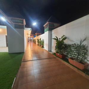 une passerelle avec des plantes sur le côté d'un bâtiment la nuit dans l'établissement أكواخ الدغاس غرفة بجلسه خارجيه, à Taif