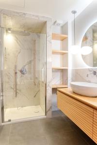 un bagno con doccia e lavandino di Cadorna Prestigious Apartment - Modern Architecture in front of the Station a Milano Altre 26 foto