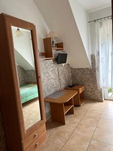 a dressing room with a mirror and a bench at Pokoje gościnne Becia in Łeba