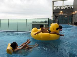premium ocean view in HAEHUNDAE BONA TRAVEL内部或周边的泳池