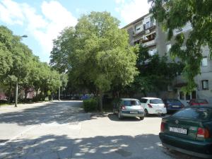eine Straße mit Autos, die an der Seite eines Gebäudes geparkt sind in der Unterkunft Apartment Marina in Zadar